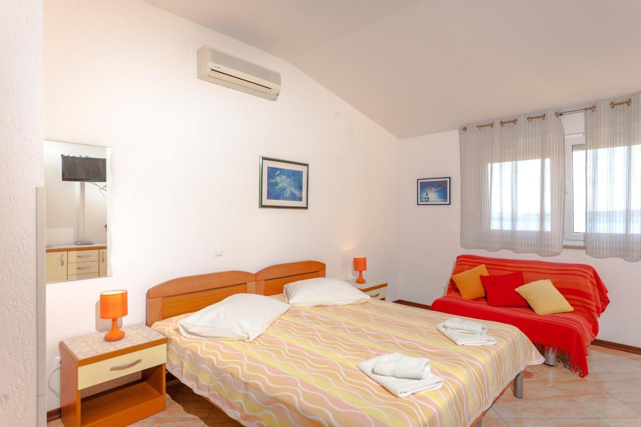 Apartments And Rooms By The Sea Brela, Makarska - 13118 מראה חיצוני תמונה