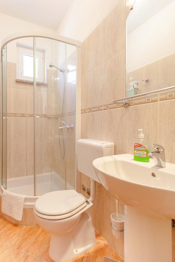 Apartments And Rooms By The Sea Brela, Makarska - 13118 מראה חיצוני תמונה