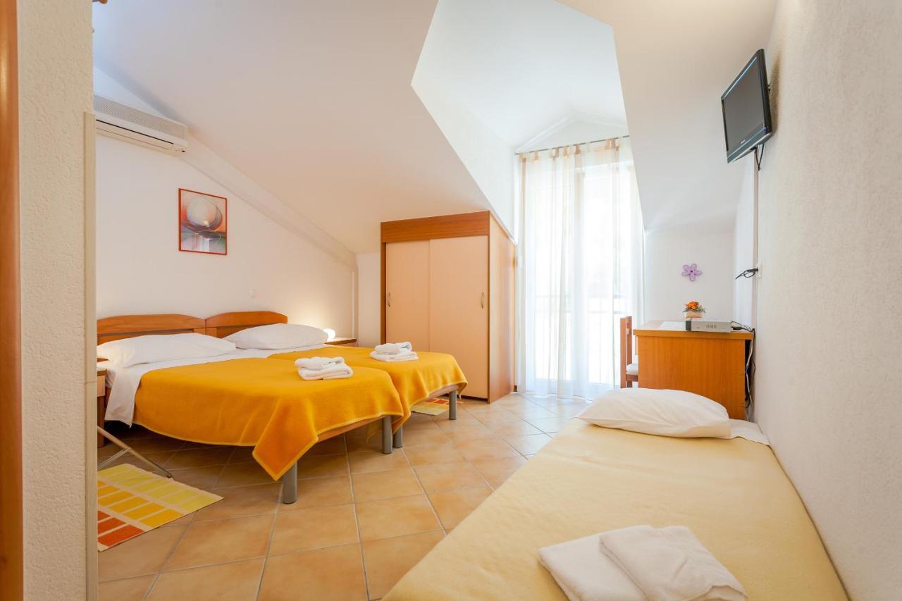 Apartments And Rooms By The Sea Brela, Makarska - 13118 מראה חיצוני תמונה
