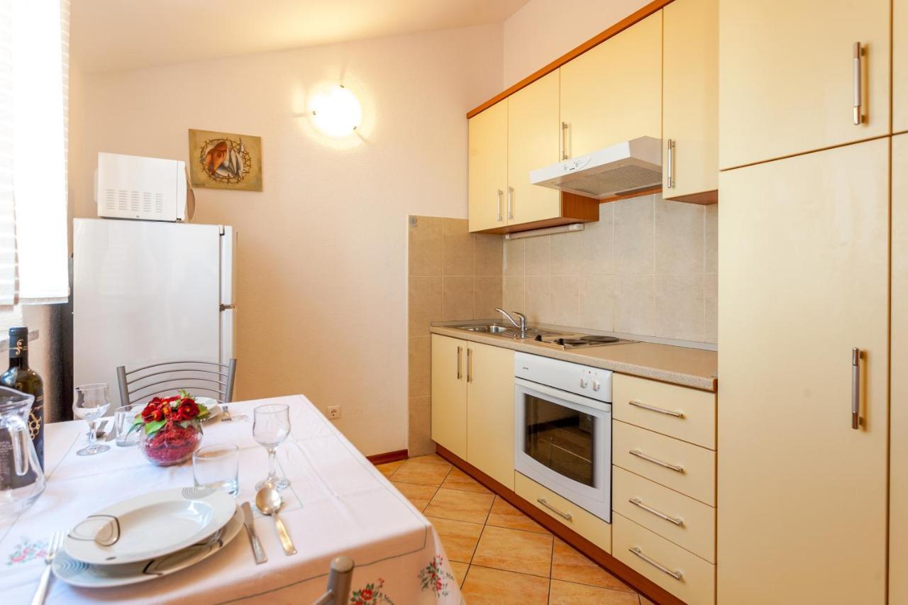 Apartments And Rooms By The Sea Brela, Makarska - 13118 מראה חיצוני תמונה