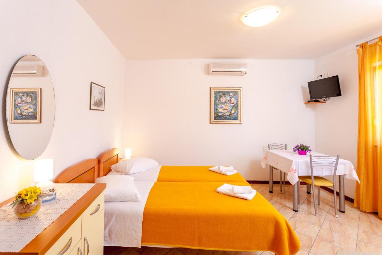 Apartments And Rooms By The Sea Brela, Makarska - 13118 מראה חיצוני תמונה