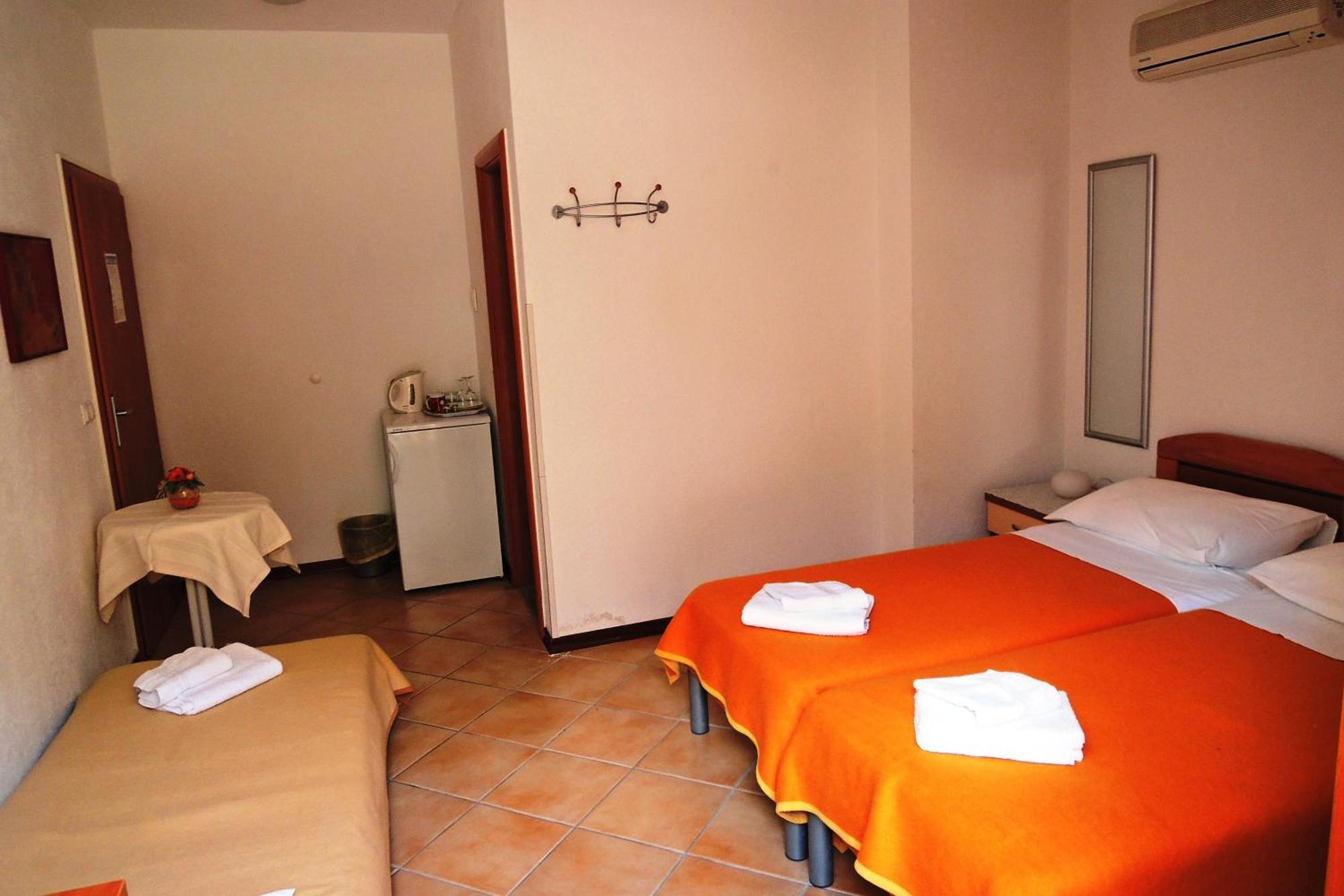 Apartments And Rooms By The Sea Brela, Makarska - 13118 חדר תמונה